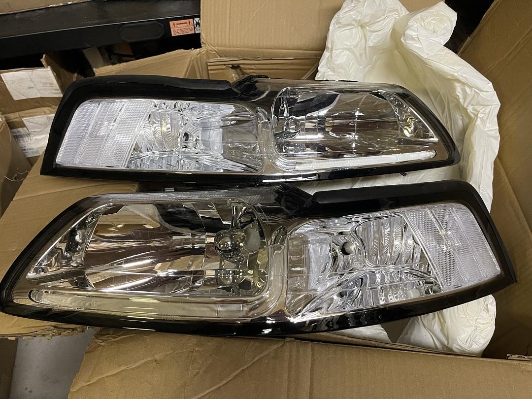 99-04 Ford Mustang CHROME HOUSING AND CLEAR Reflector HEADLIGHTS