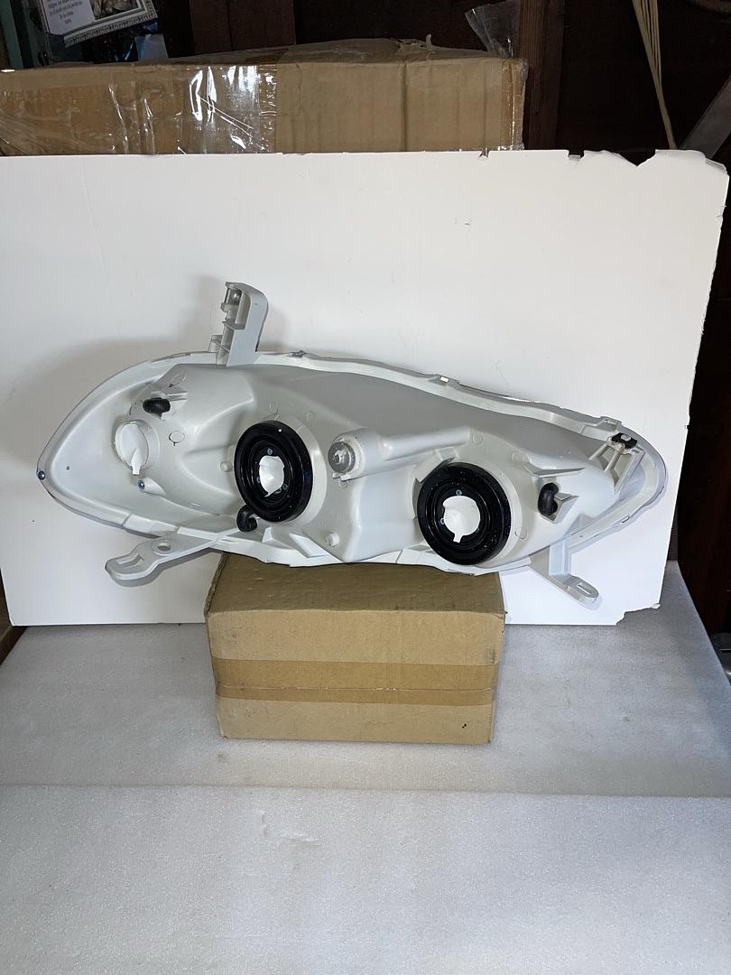 Toyota Corolla Passenger Side Headlight for 2003 to 2008