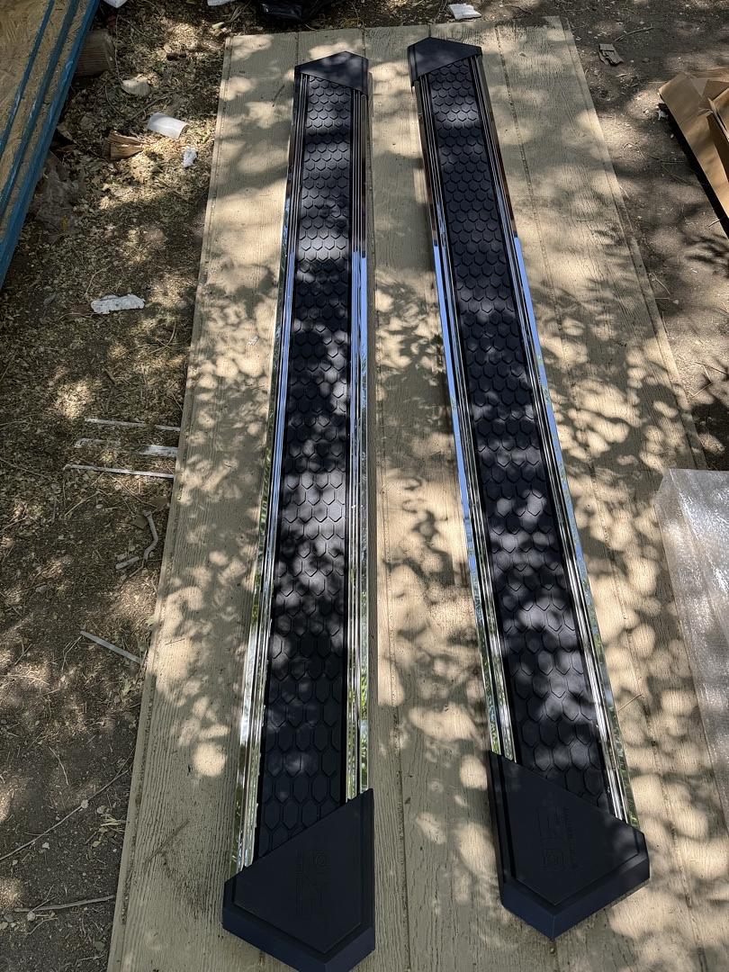 8 J2-STEPB-ZTL-8257-SS - Almohadilla de paso de panal de abeja cromada SS de 8 pulgadas compatible con 11-18 Ram 1500 Crew Cab de 4 puertas