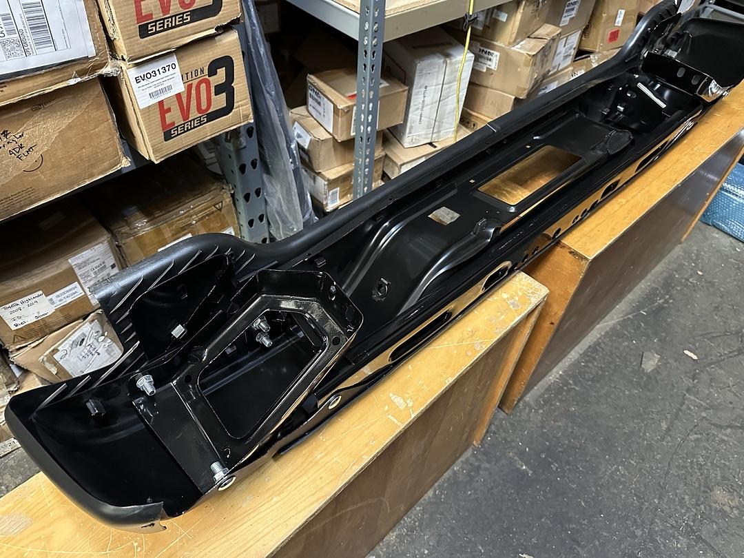 00-06 Suburban 1500 2500 / Tahoe/Yukon/Yukon XL 1500 Black Rear Bumper