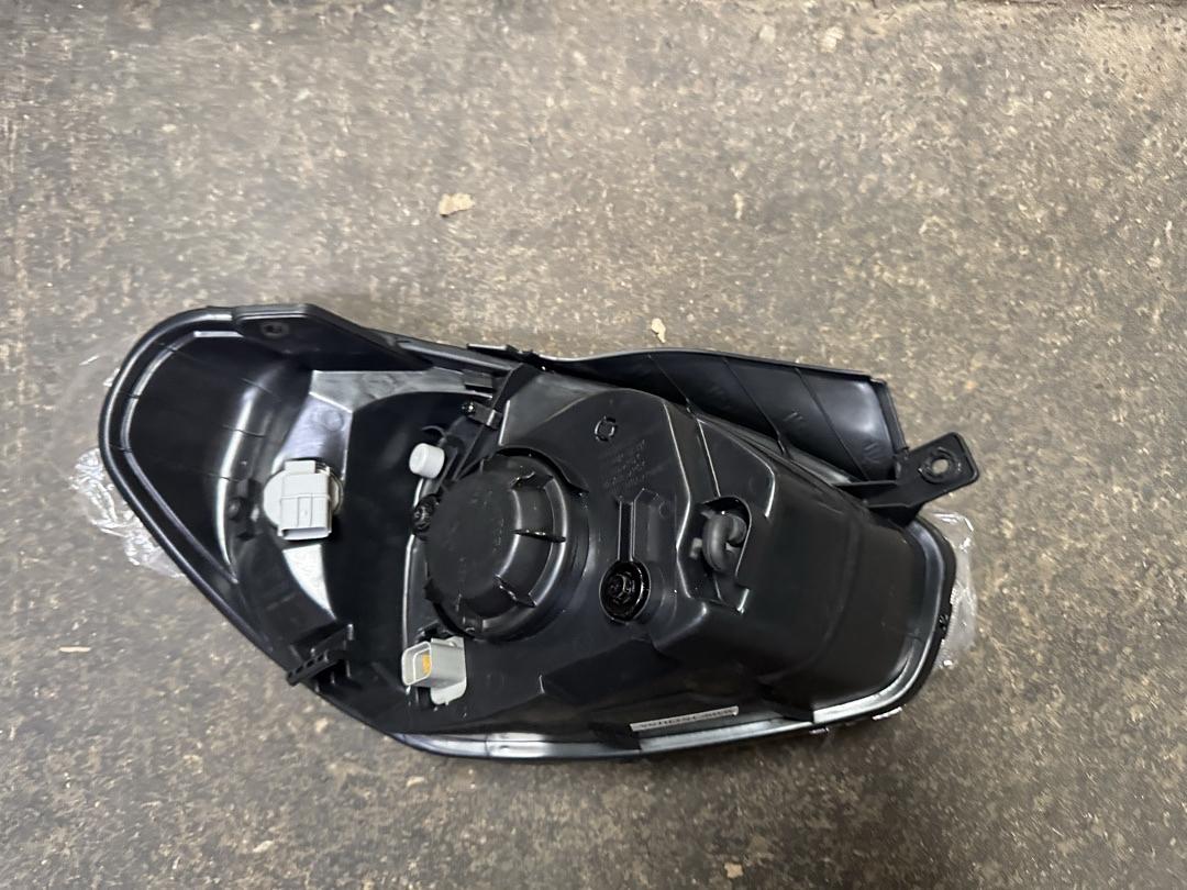 06-11 Hyundai Accent Left Driver Side Headlight