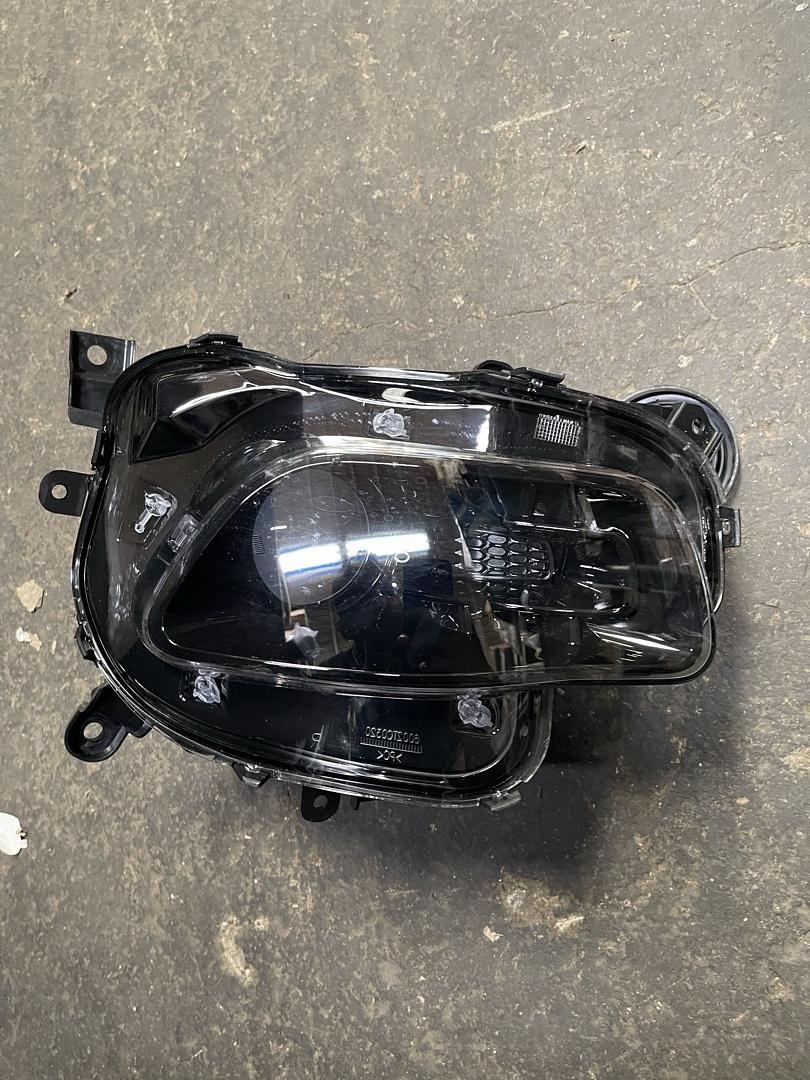 14-18 Cherokee Headlight Housing Assembly RH Halogen Headlamp Front Passenger Side