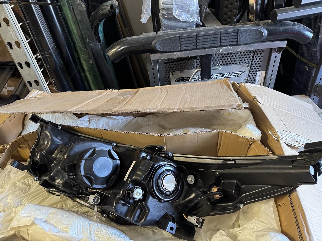 14 15 and 16 Toyota Highlander Right Side Headlight