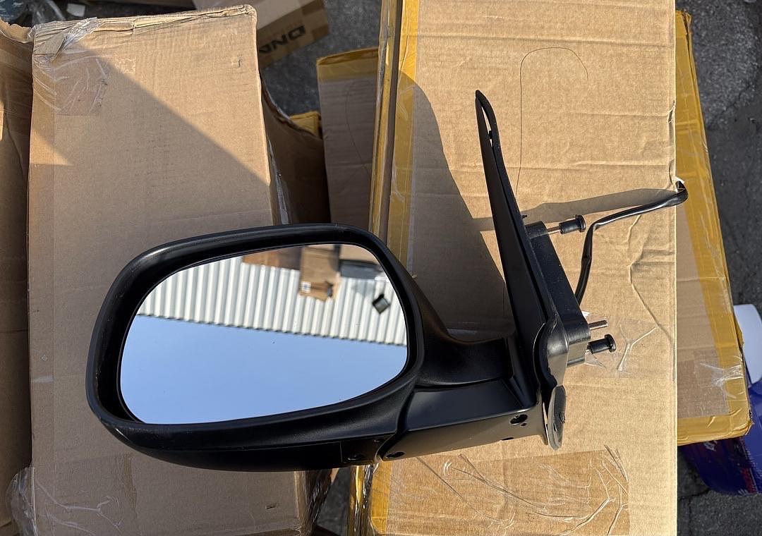 2005 to 2006 Toyota Tundra Left side Mirror Black espejo retrovisor izquierdo conductor