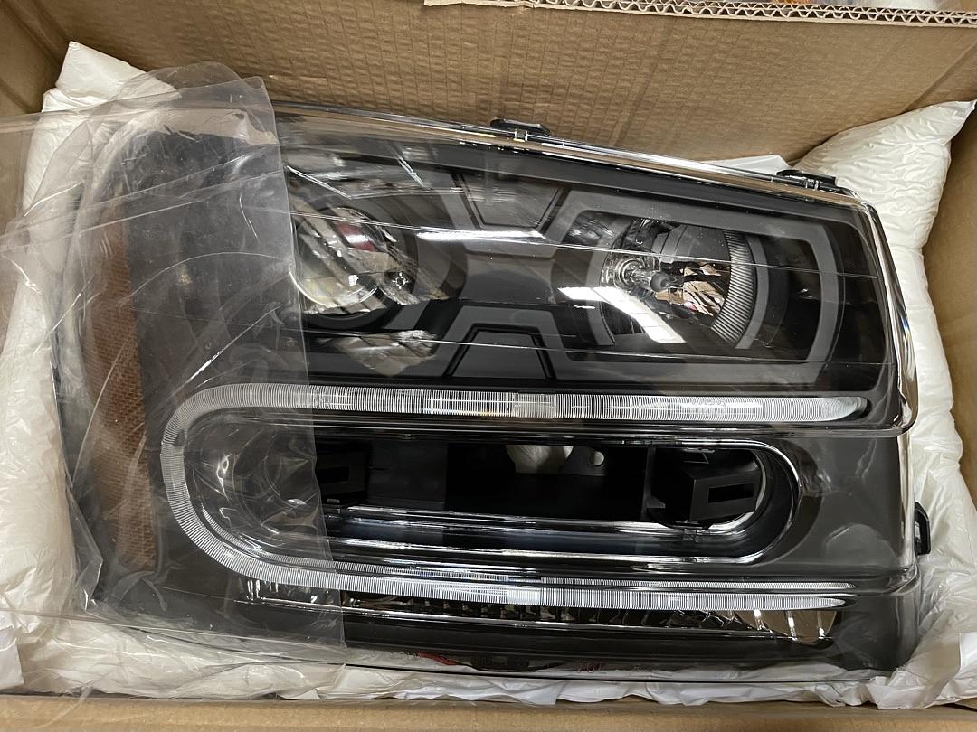 02-09 chevy trailblazer Headlight Assembly Driver and Passenger Side,Black amber