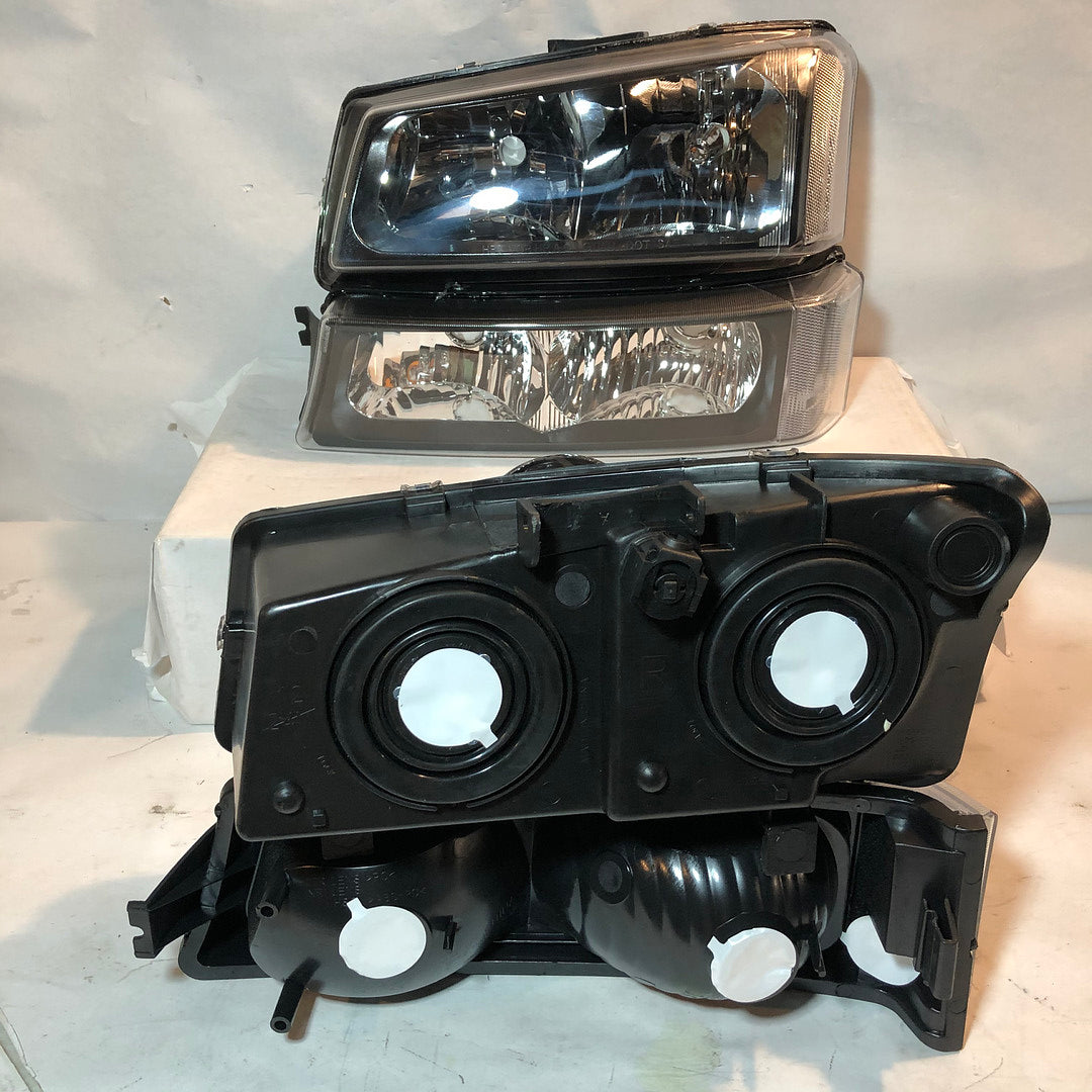 New HL-OH-CS03-4P-BK-CL1 Chevy Silverado / Avalanche Black Housing Headlights For 2003 To 2006 -