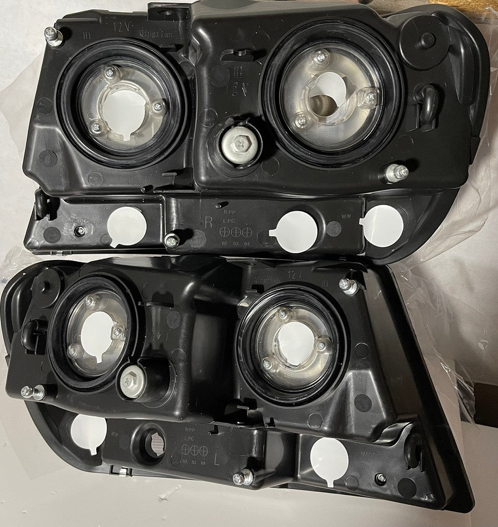 99-04 Jeep Grand Cherokee BLACK HOUSING WITH CLEAR AND AMBER HEADLIGHTS (New)