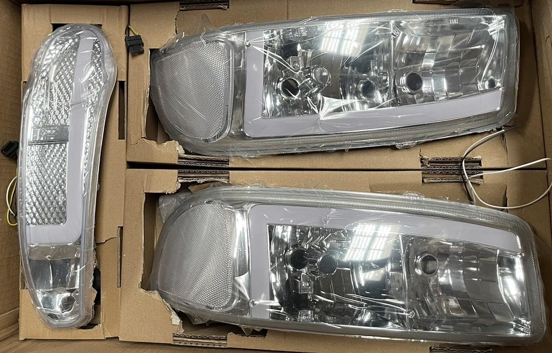 Light Bar Style Headlights Compatible with 02-06 GMC Sierra 1500 Denali / 2001 Sierra C3 / 2007 Sierra 1500 Denali Classic,Chrome/Clear