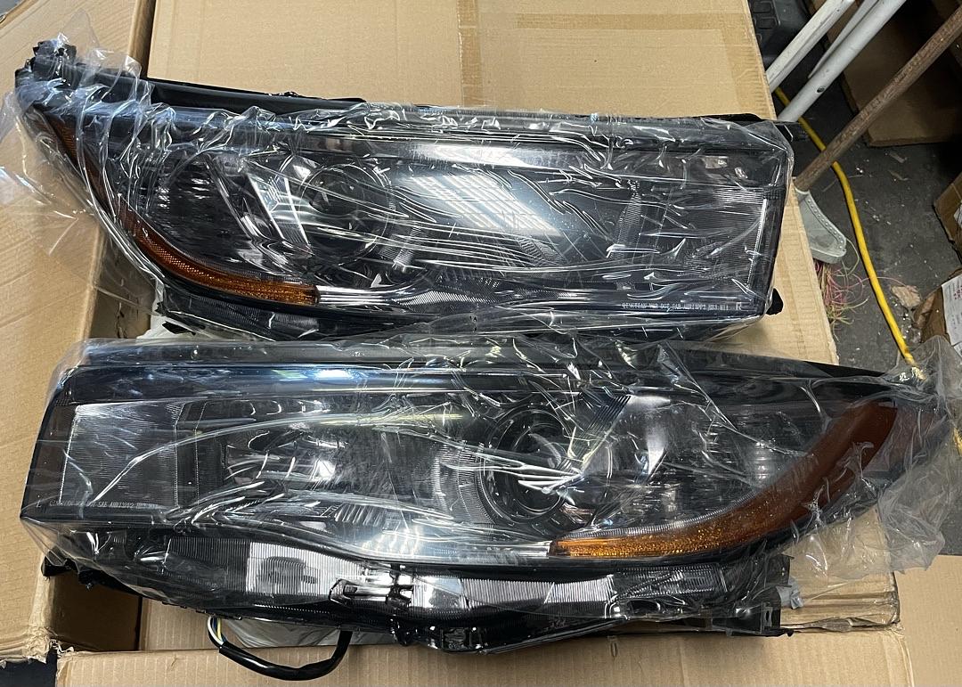 . Toyota Highlander Smoked Amber Reflectors Projector Headlights for 2014 to 2016