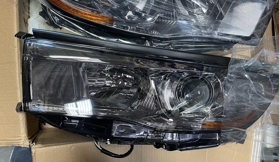 . Toyota Highlander Smoked Amber Reflectors Projector Headlights for 2014 to 2016