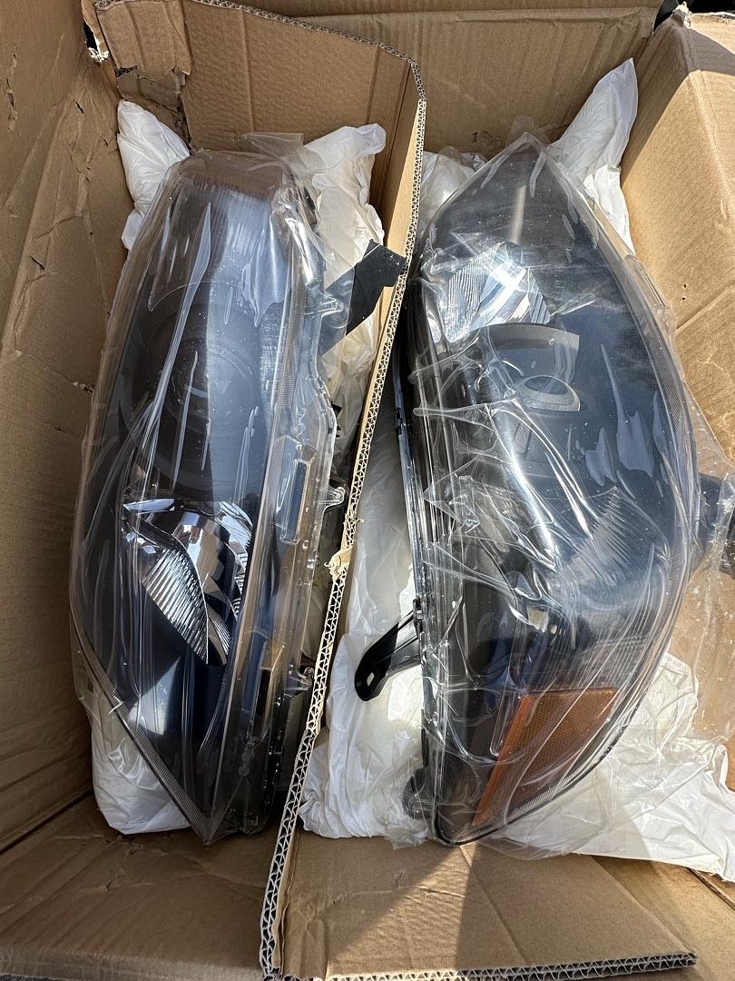 11-20 Toyota Sienna headlights black amber