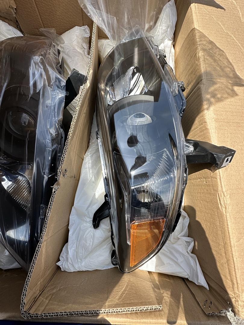 11-20 Toyota Sienna headlights black amber