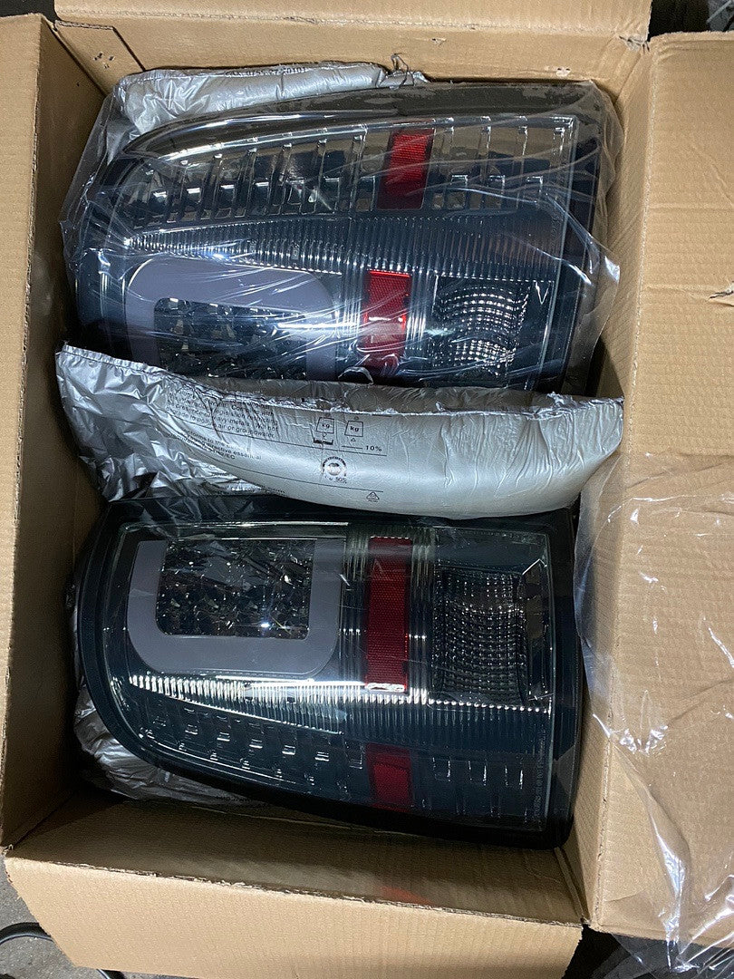 09-17 DODGE RAM 1500 10-17 DODGE RAM 2500 3500 chrome housing with smoked LED C-Style tail light