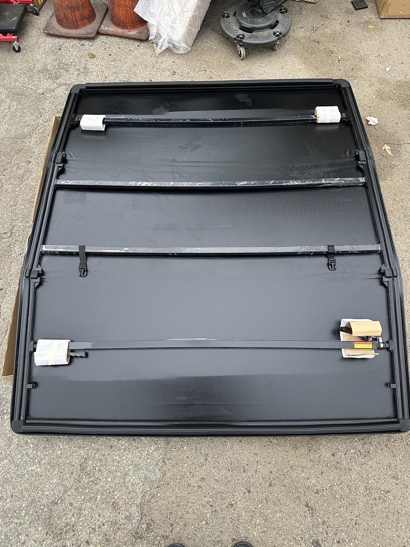 05-20 toyota tacoma 5ft trifold soft Steelcraft Tonneau Cover