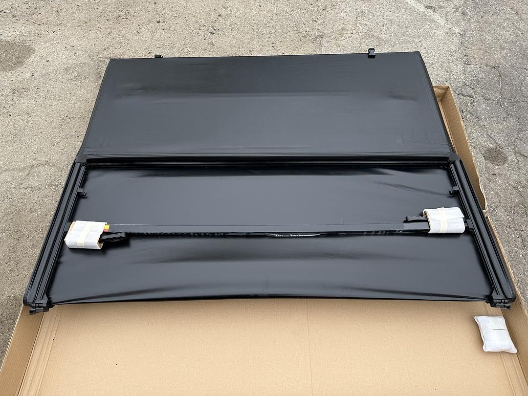 05-20 toyota tacoma 5ft trifold soft Steelcraft Tonneau Cover