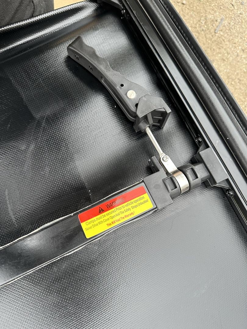 05-20 toyota tacoma 5ft trifold soft Steelcraft Tonneau Cover