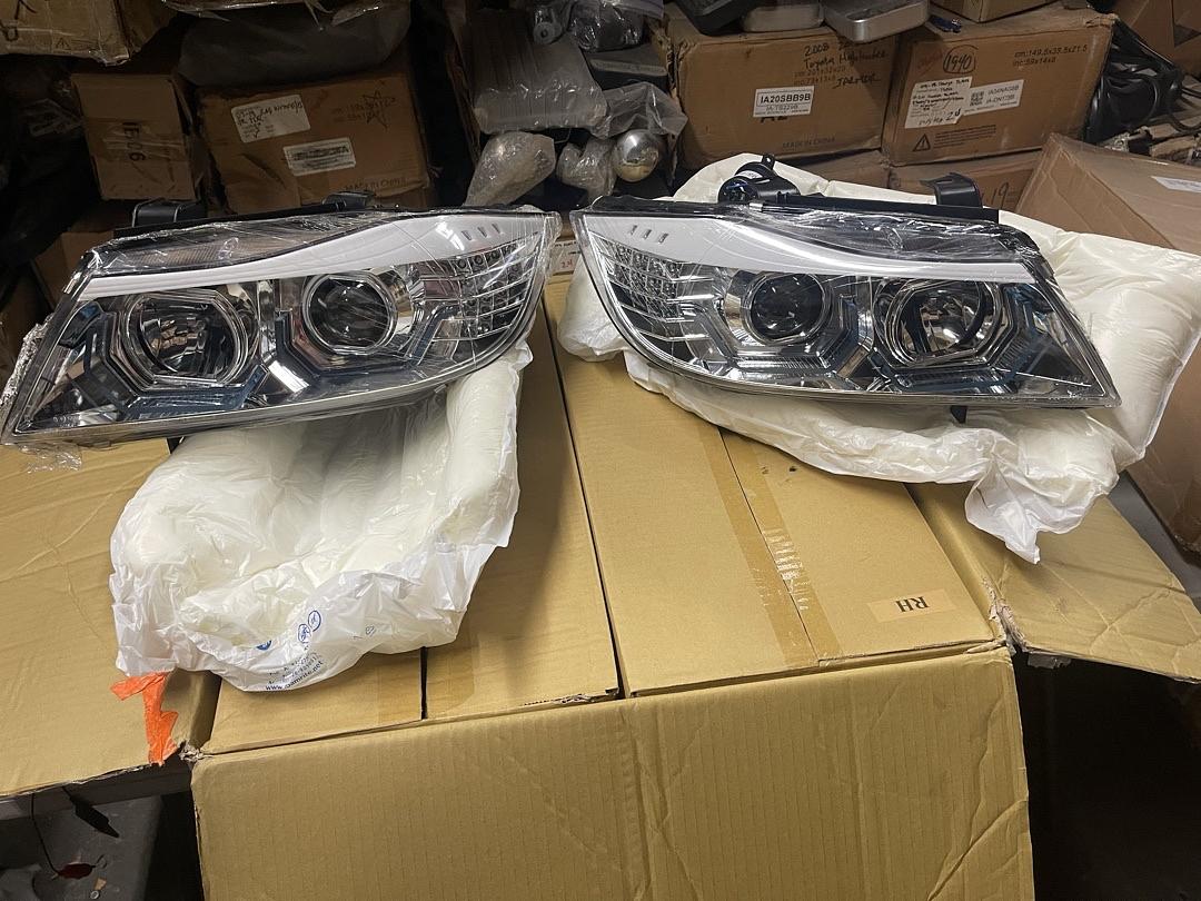 Chrome Housing Dual Blue LED Crystal U-Halo Projector Headlights Compatible with BMW 05-08 323i/325i/325xi/328i/328xi/330i/330xi/335xi 4-Door Sedan