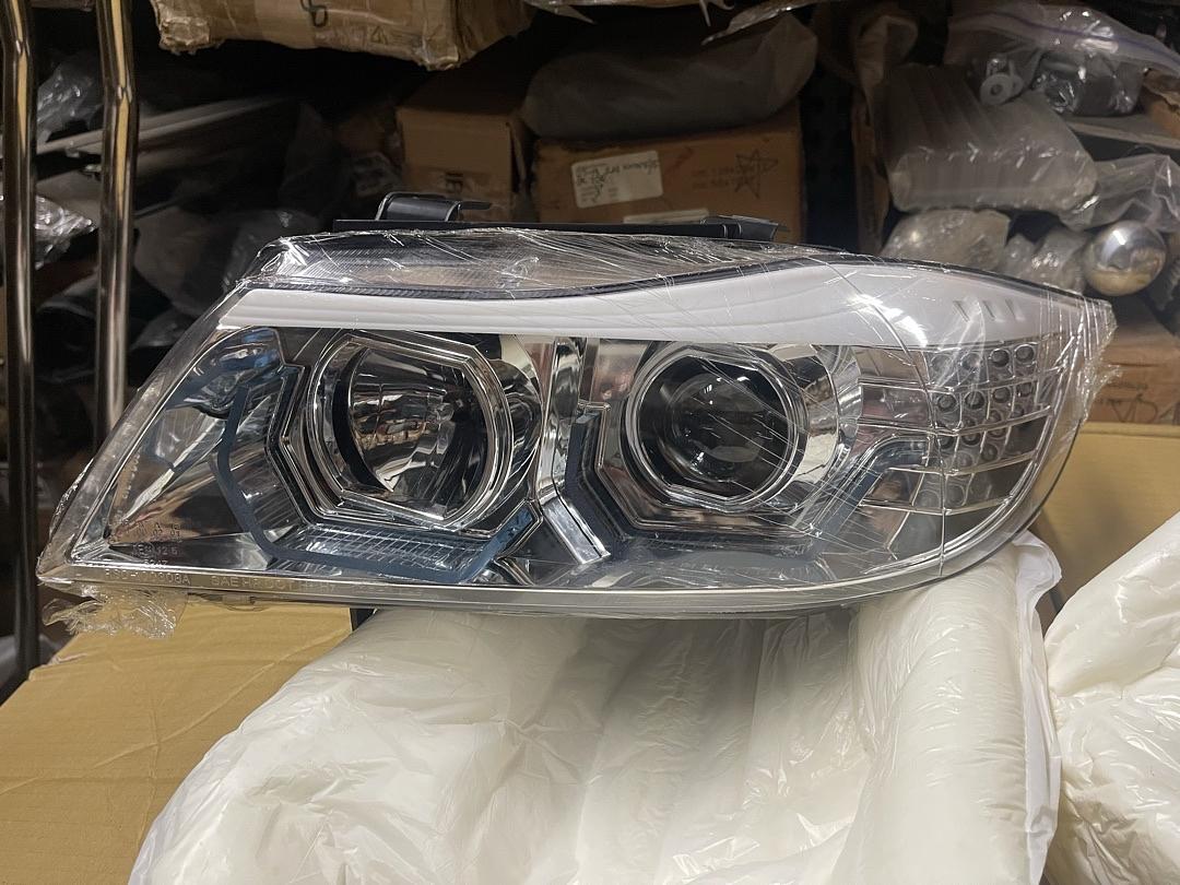 Chrome Housing Dual Blue LED Crystal U-Halo Projector Headlights Compatible with BMW 05-08 323i/325i/325xi/328i/328xi/330i/330xi/335xi 4-Door Sedan