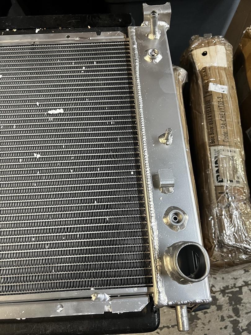 00-07 GMC Yukon 00-06 GMC Yukon XL 1500 99-06 GMC Sierra 1500 silverado 99-00 GMC Sierra 2500 02-05 Cadillac Escalade 2-Row Full Aluminum Radiator (Copy)