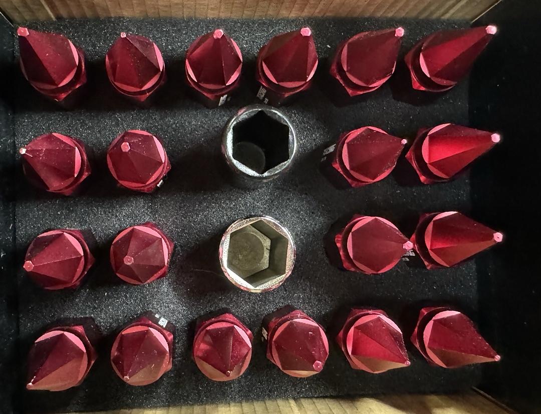 Maybe J2-LN-T7-029-15-RD J2 20PCs Red M12x1.5 Open / Closed End Spike 81mm Tall Conical Seat Lug Nuts