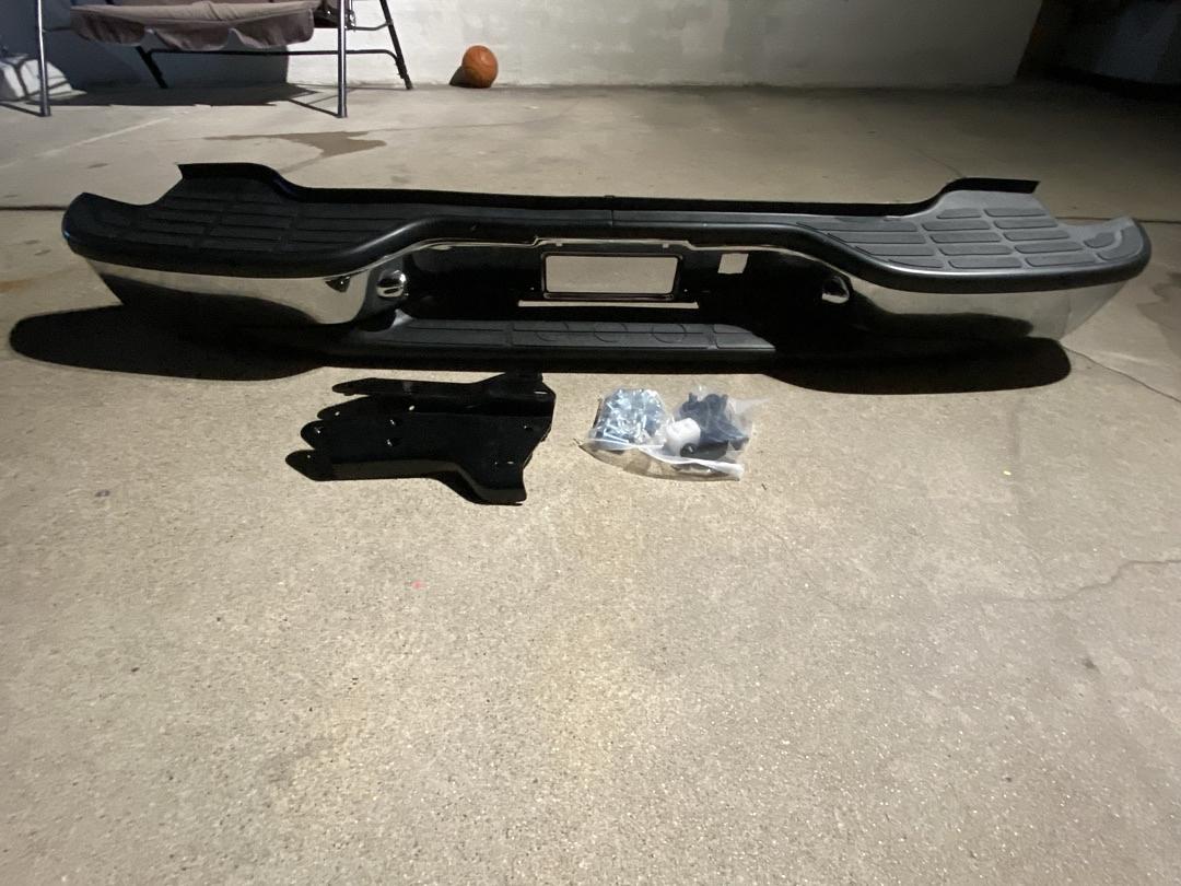 00-06 Chevy Suburban 1500 2500 Tahoe / yukon / Yukon XL 1500 chrome rear bumper complete with brackets and hardware