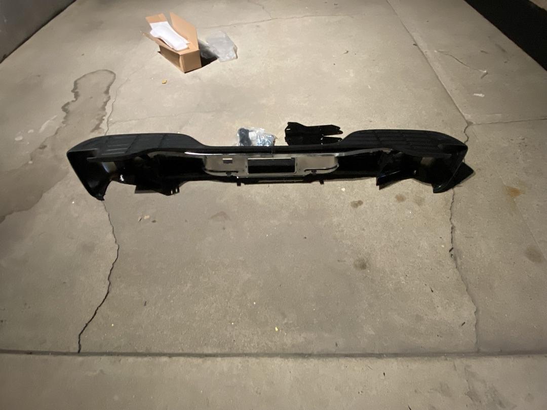 00-06 Chevy Suburban 1500 2500 Tahoe / yukon / Yukon XL 1500 chrome rear bumper complete with brackets and hardware