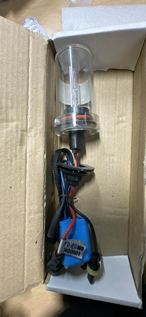 9007-HL-10000K Xentec 9007/HB5/9004/HB1 10000K HID Xenon Bulb 1 pair (35W/55W, Low Beam:HID, High Beam:Halogen)ONE LIGHT MISSING