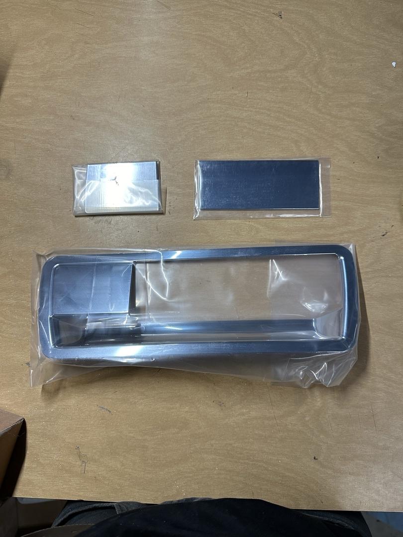 47-137 2003-2015 Nissan Armada Chrome trim on the trunk handle One handle missing (WITHOUT KEYHOLE)