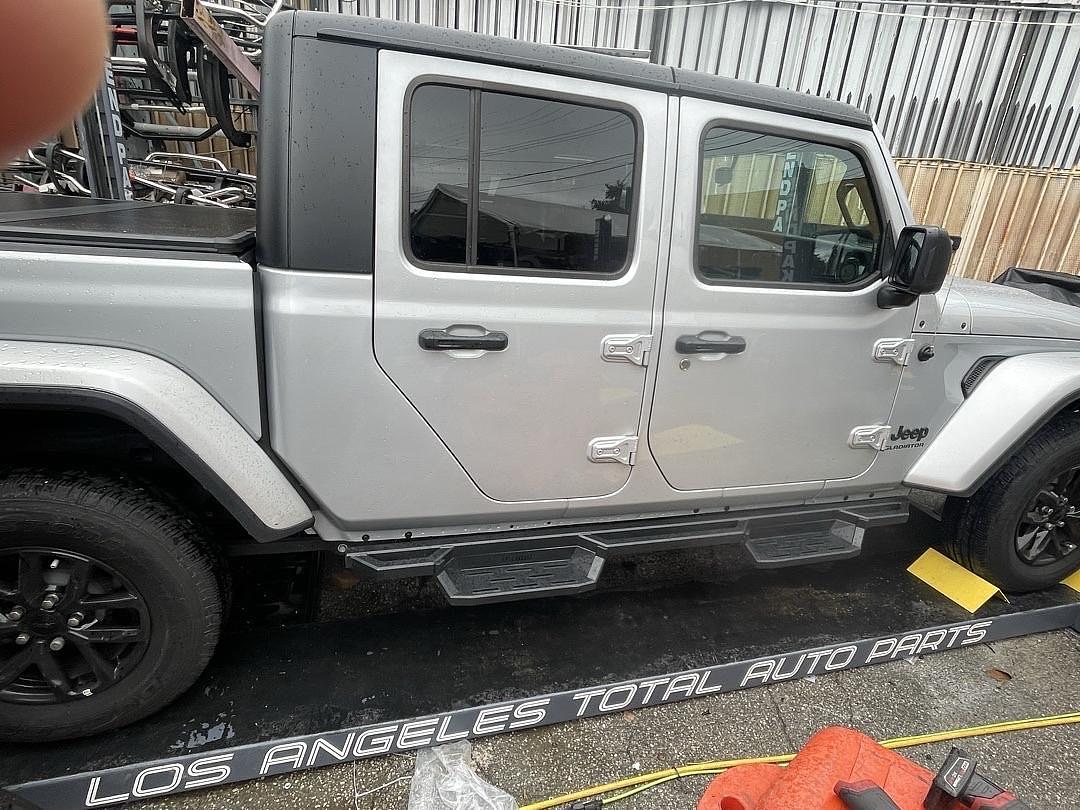 20-22 Jeep Gladiator black offroad iarmour stepper running boards crew cab
