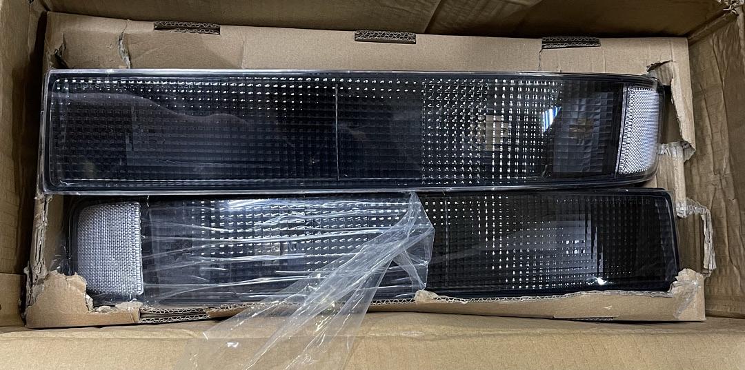 For 1988-2000 Chevy GMC C2500 Turn Signal/Parking Light Assembly Driver and Passenger Side Pair | GM2520104 GM2521104 Vehicle Trim: w/Sealed Beam Headlamp