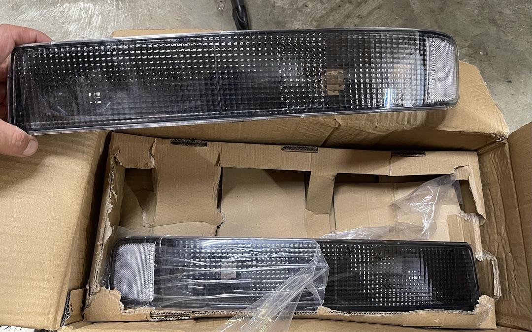 For 1988-2000 Chevy GMC C2500 Turn Signal/Parking Light Assembly Driver and Passenger Side Pair | GM2520104 GM2521104 Vehicle Trim: w/Sealed Beam Headlamp