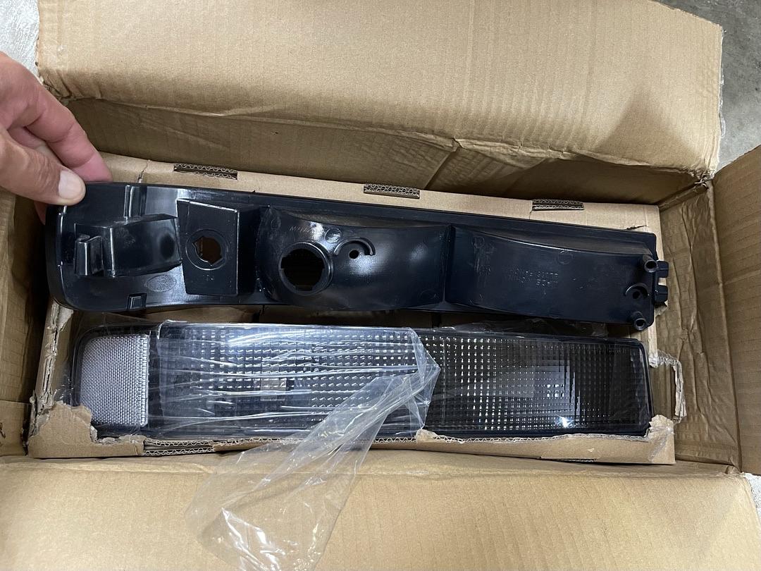 For 1988-2000 Chevy GMC C2500 Turn Signal/Parking Light Assembly Driver and Passenger Side Pair | GM2520104 GM2521104 Vehicle Trim: w/Sealed Beam Headlamp