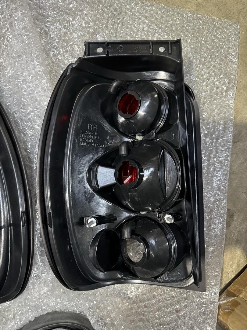 ACANII - 1995 to 1997 Ford Explorer Tail Lights