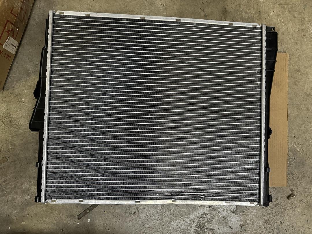 OEM-RA-2771 1-Row OE Style Bolt-On Aluminum Core Radiator Replacement Compatible with 04-06 BMW X3 AT, 22-5/16" W X 20-3/8" H X 1-1/4" D, 1-1/2" Inlet, 1-1/2" Outlet