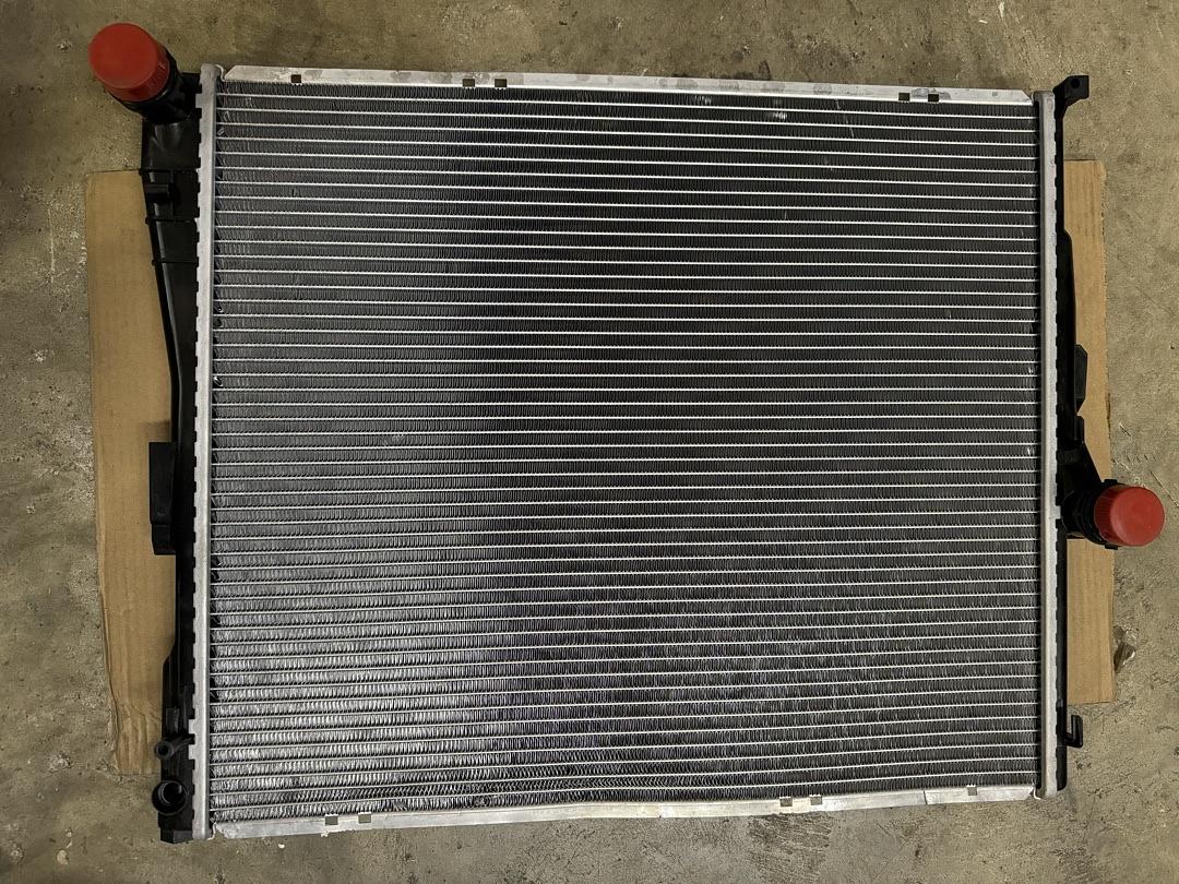 OEM-RA-2771 1-Row OE Style Bolt-On Aluminum Core Radiator Replacement Compatible with 04-06 BMW X3 AT, 22-5/16" W X 20-3/8" H X 1-1/4" D, 1-1/2" Inlet, 1-1/2" Outlet