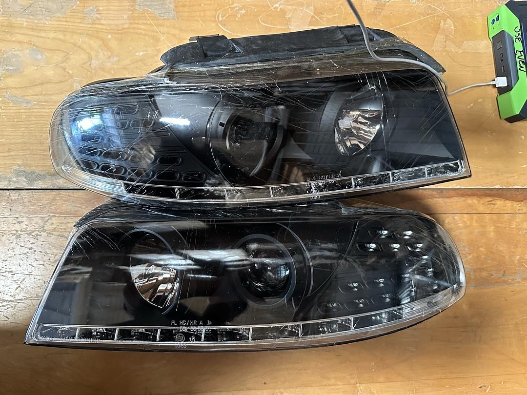 99-01 A4 & Quattro Models Black Housing Headlights W/ Amber LED Turn Signal