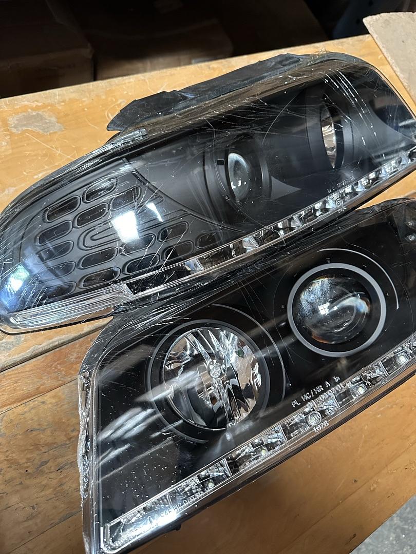 99-01 A4 & Quattro Models Black Housing Headlights W/ Amber LED Turn Signal