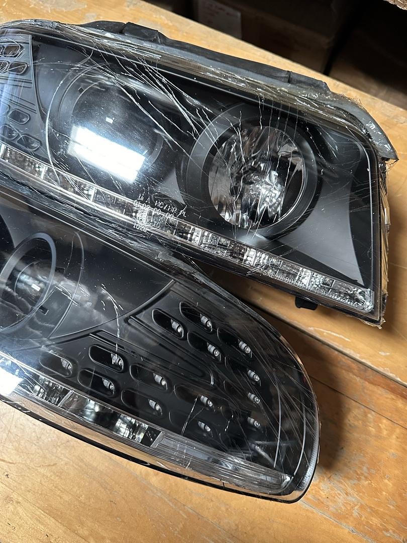 99-01 A4 & Quattro Models Black Housing Headlights W/ Amber LED Turn Signal