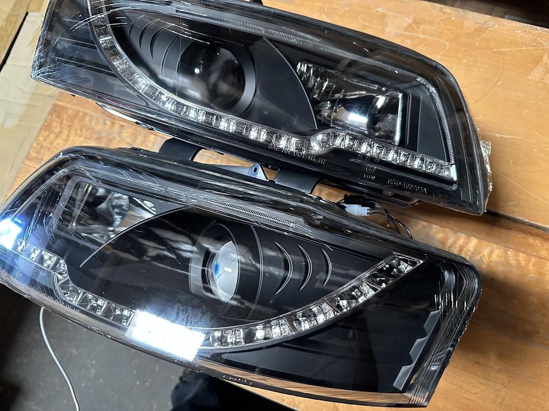 02-05 A4/ A4 Quattro B6 Black Housing, LED Turn Signal Projector Headlights