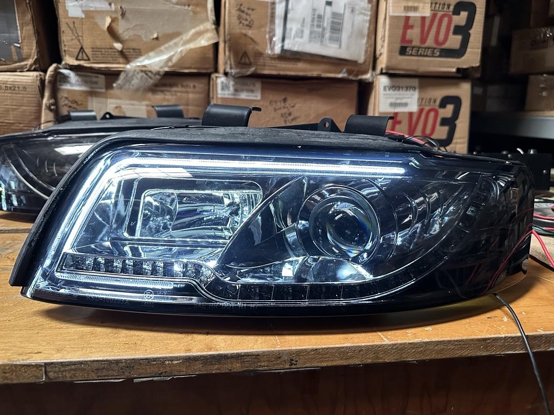 02-05 A4/ A4 Quattro B6 Smoked Lens Amber LED Turn Signal Projector Headlights