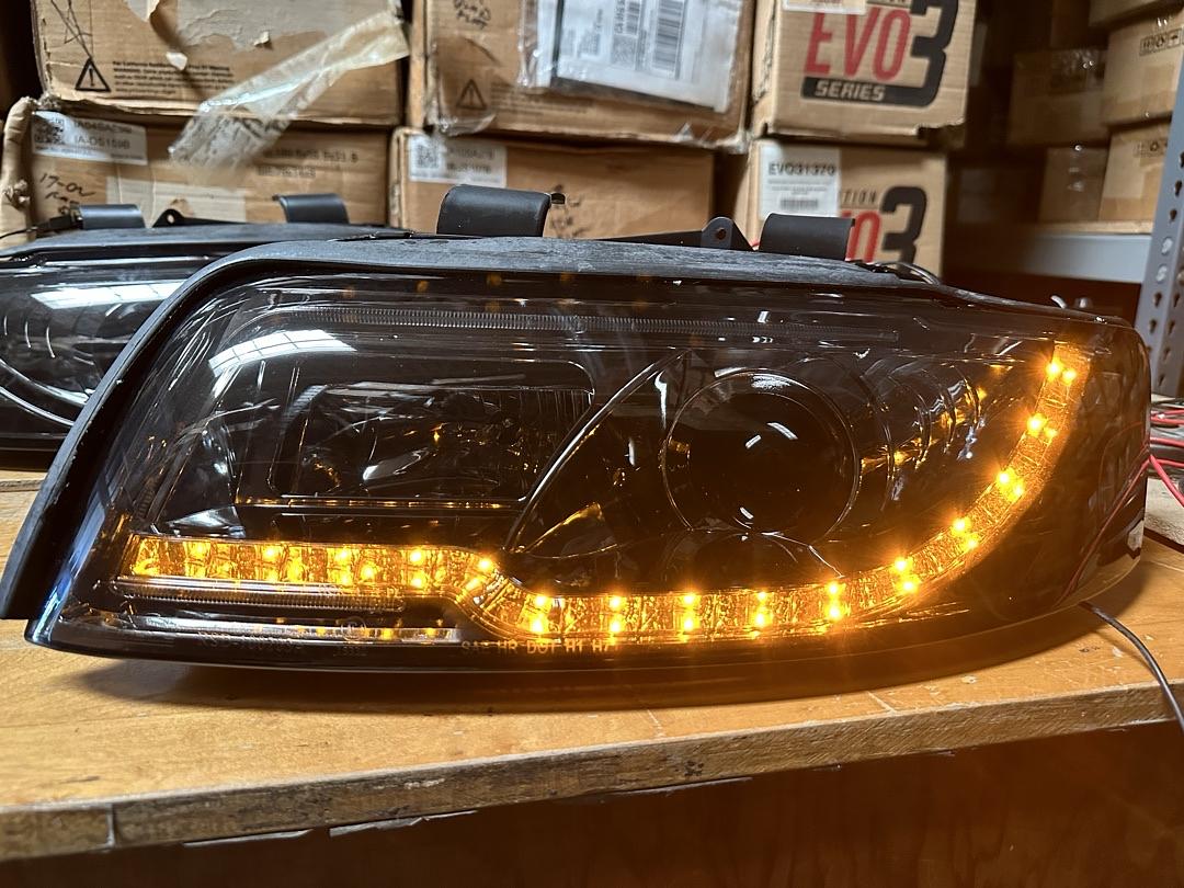 02-05 A4/ A4 Quattro B6 Smoked Lens Amber LED Turn Signal Projector Headlights