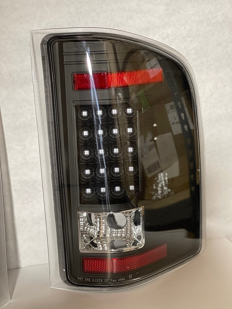Refurbished TL-CSIL07-LED-BK-CL LED Tail Light 07-13 Chevy Silverado 1500 07-14 silverado 2500hd 3500hd