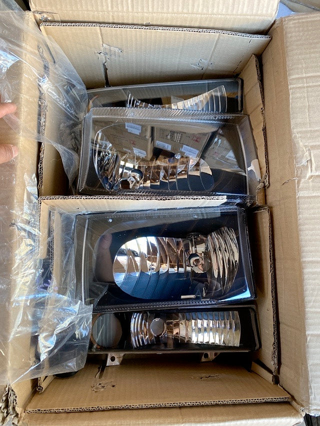 Ford F250 / F550 Black Housing Headlights for 1999 to 2004
