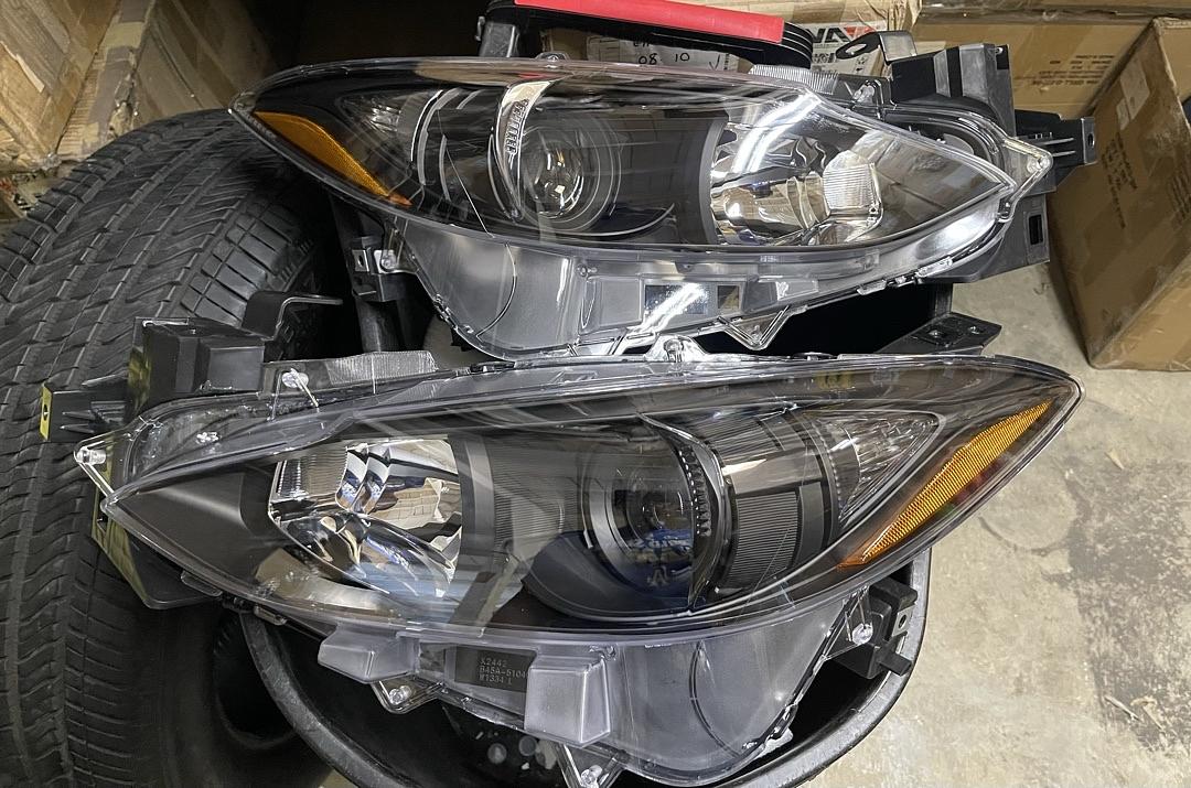 For 2014 to 2016 Mazda 3 Pair OE Style Projector Headlight Black Housing Amber Corner Headlamps 14 15 16 Left + Right