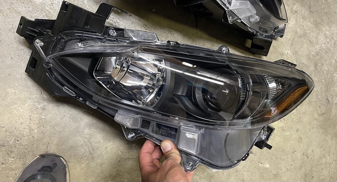 For 2014 to 2016 Mazda 3 Pair OE Style Projector Headlight Black Housing Amber Corner Headlamps 14 15 16 Left + Right