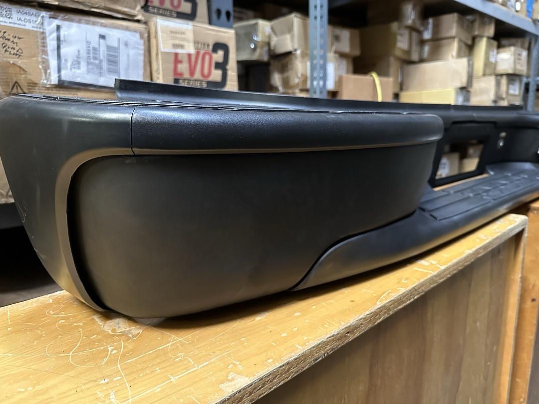 00-06 Suburban 1500 2500 / Tahoe/Yukon/Yukon XL 1500 Black Rear Bumper