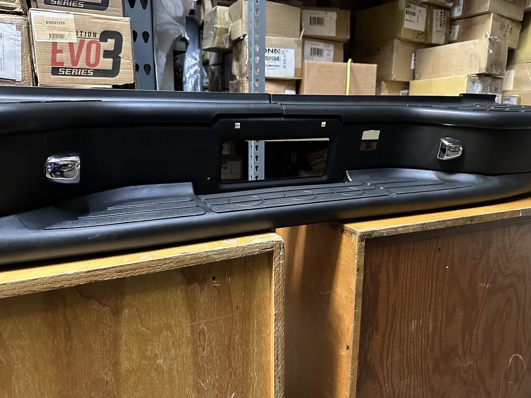 00-06 Suburban 1500 2500 / Tahoe/Yukon/Yukon XL 1500 Black Rear Bumper