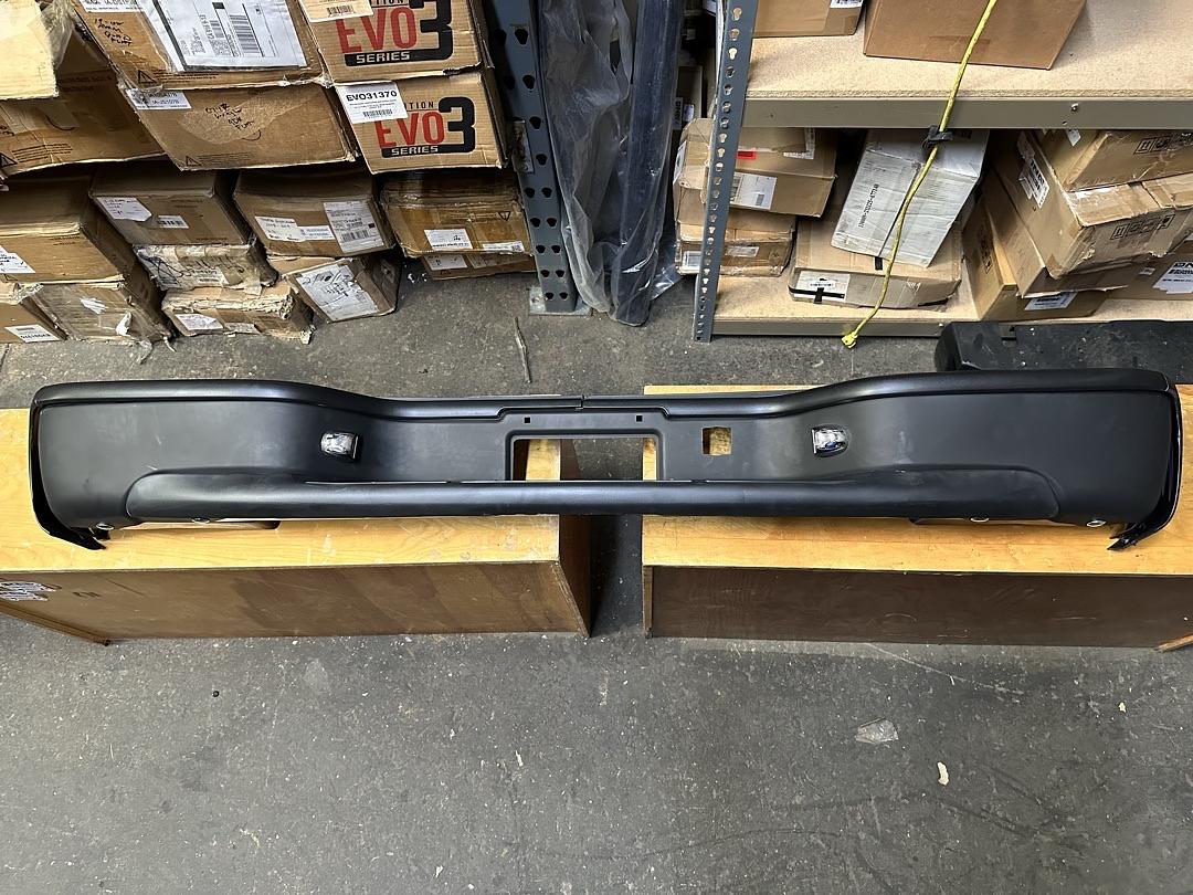 00-06 Suburban 1500 2500 / Tahoe/Yukon/Yukon XL 1500 Black Rear Bumper