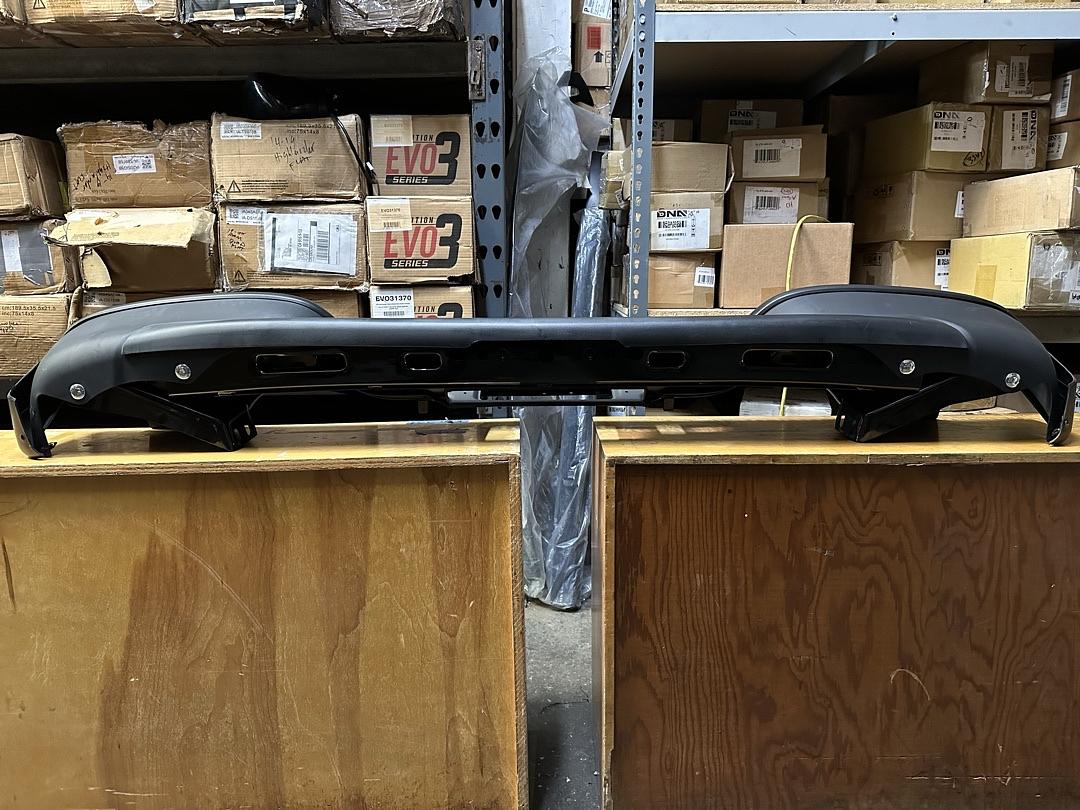 00-06 Suburban 1500 2500 / Tahoe/Yukon/Yukon XL 1500 Black Rear Bumper