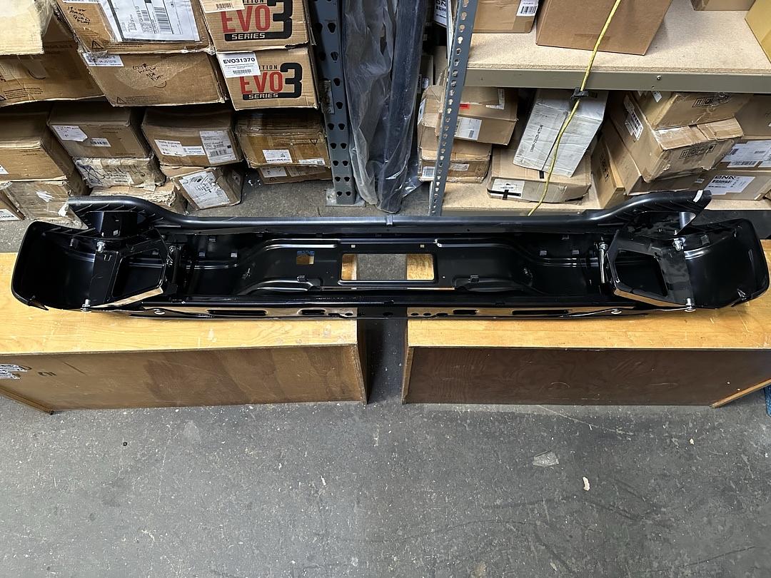 00-06 Suburban 1500 2500 / Tahoe/Yukon/Yukon XL 1500 Black Rear Bumper